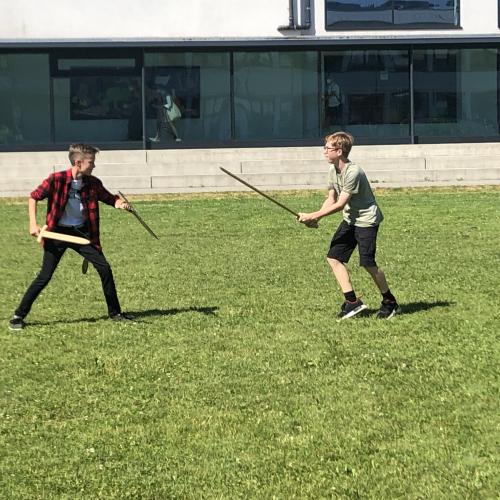 Schüler bei einem römischen Schwertkampf