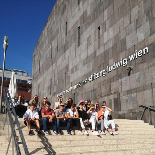 SchülerInnen auf Stufen sitzend vor dem MAK in Wien