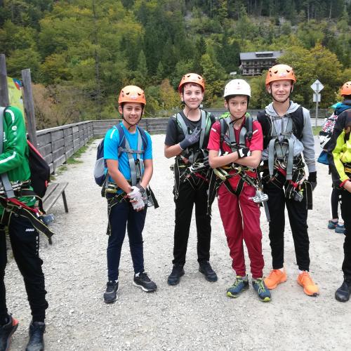 Schüler mit Helm vorm Hochseilklettergarten