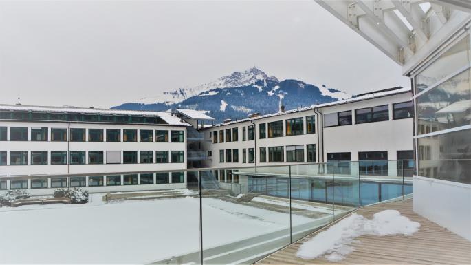Schulgebäude mit Kitzbüheler Horn im HIntergrund