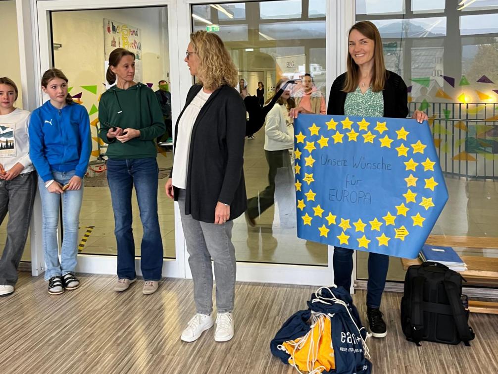 Frau Direktorin Rabl und Kollegin Anker verleihen die Preise