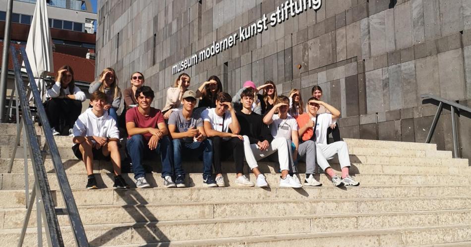 Schüler*innen auf Stufen sitzend in Wien