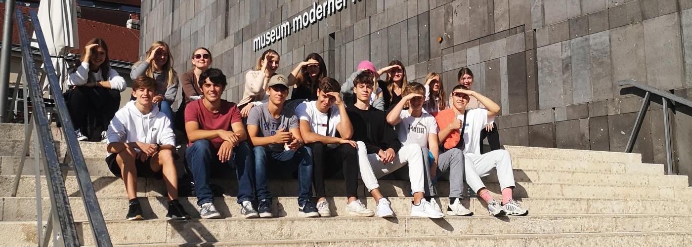 Schüler*innen auf Stufen sitzend in Wien